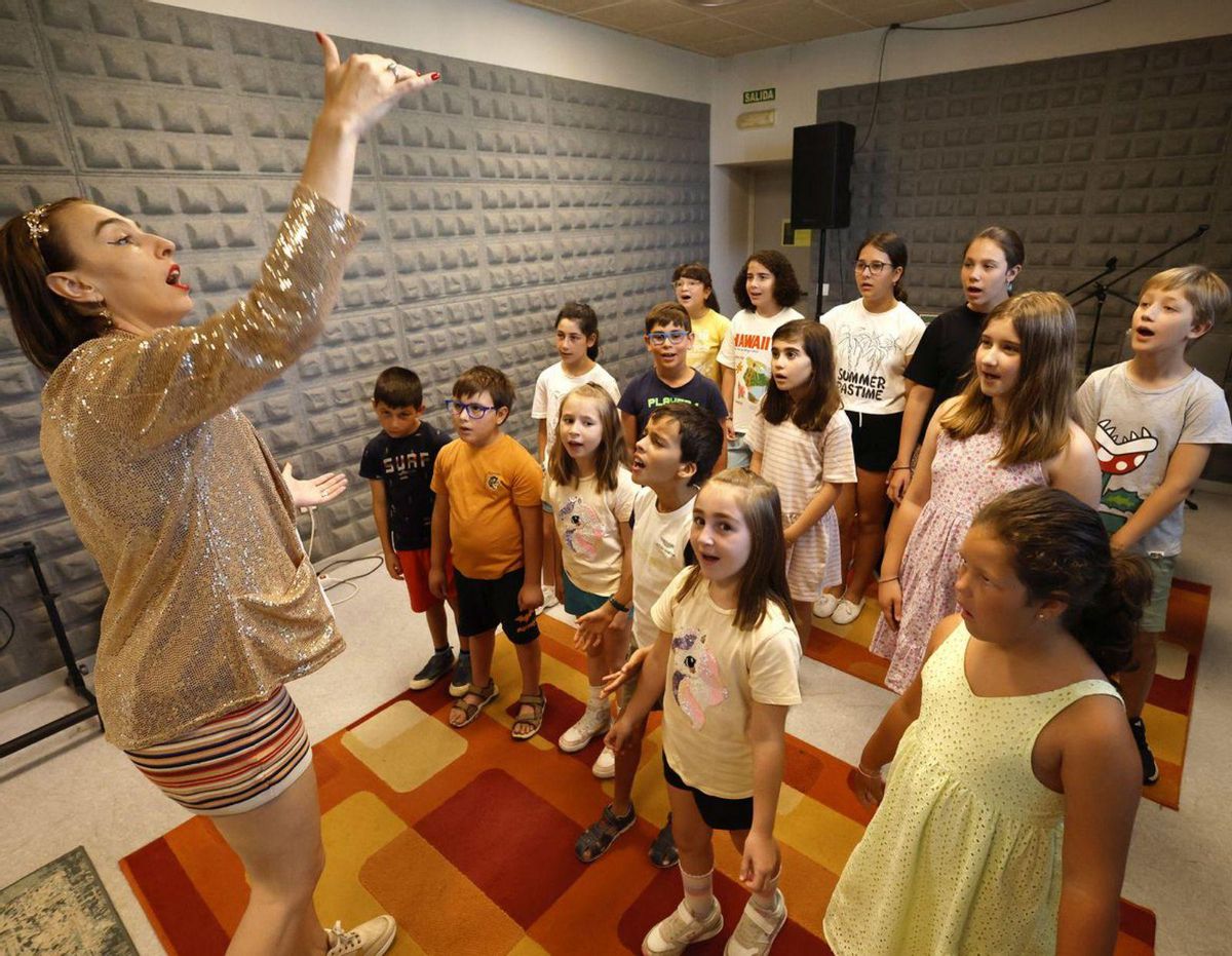 Bonnie Cooper enseña a cantar a un grupo de niños. | Gustavo Santos