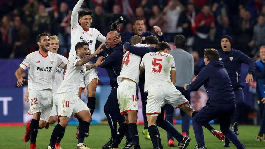 Los jugadores del Sevilla se abrazan a Berizzo y a sus ayudantes tras lograr el empate ante el Liverpool. // Matthew Childs