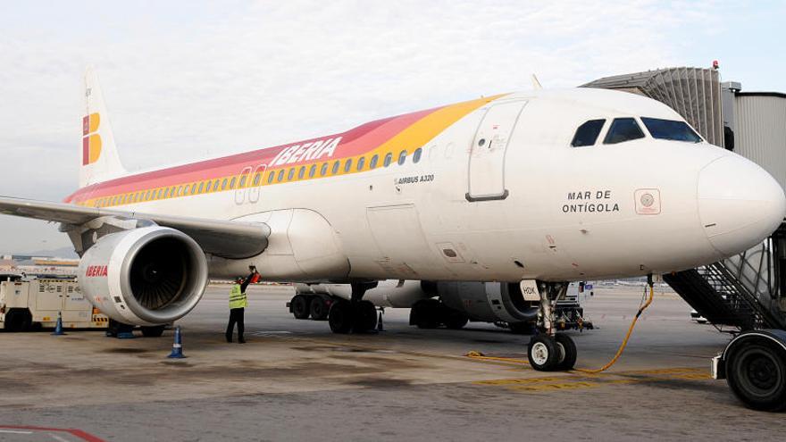 Un avión de Iberia en el aeropuerto de El Prat