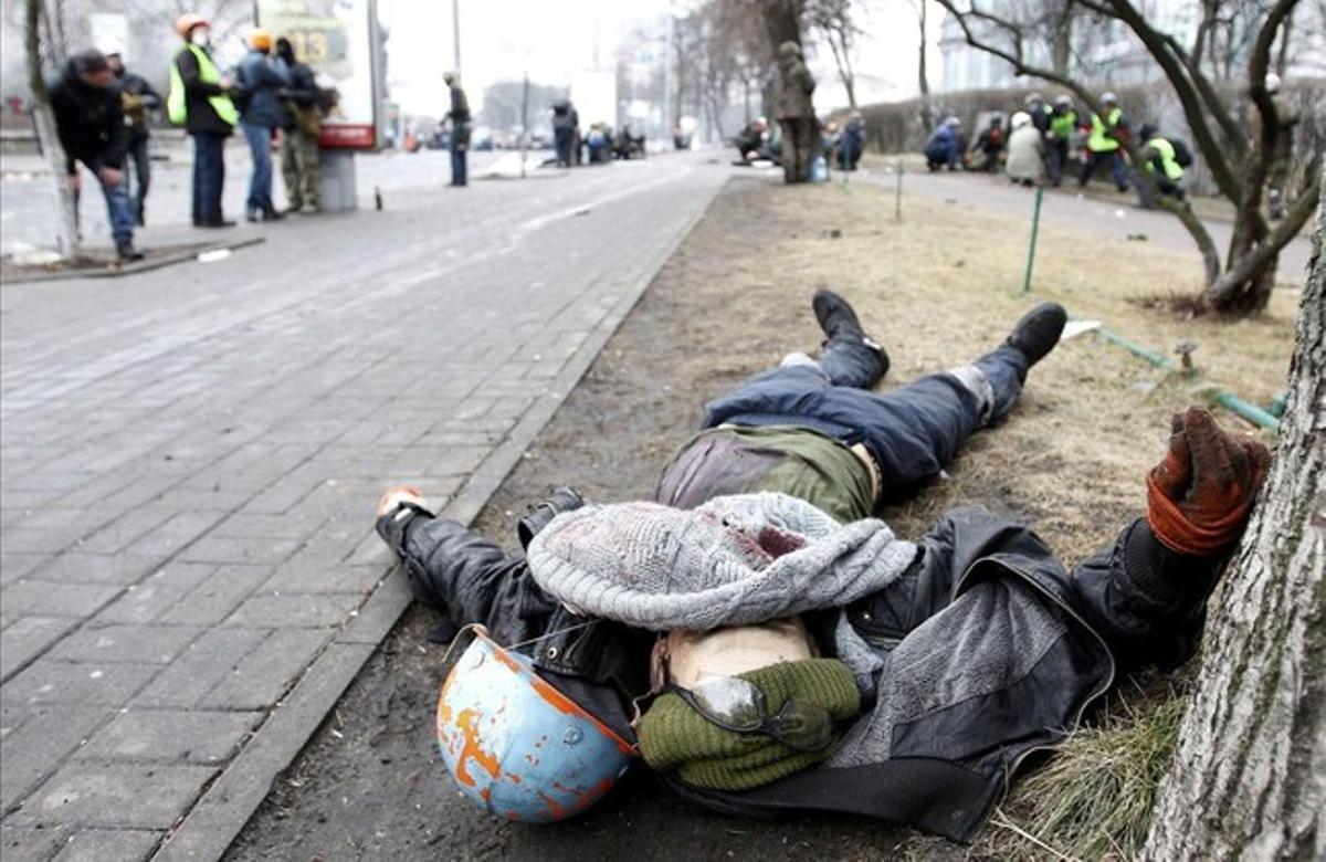 Un cadáver en el suelo en la Plaza de la Independencia de Kiev.