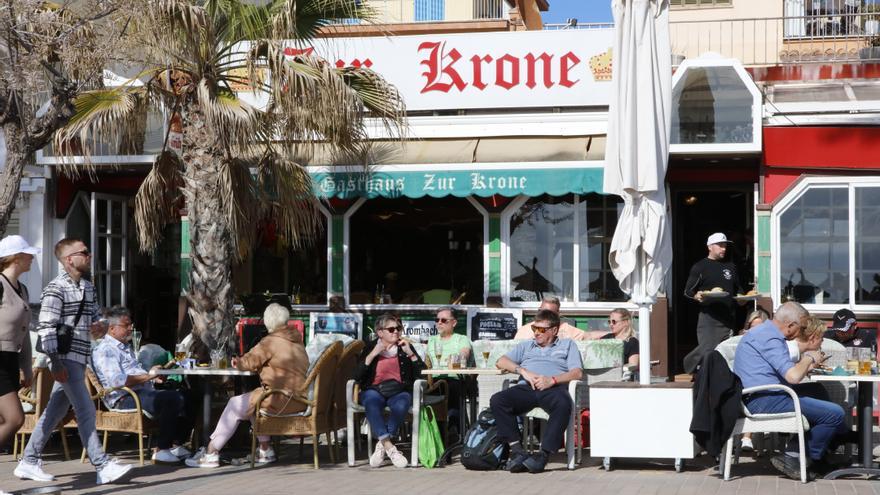 Volle Cafés, gezügelte Schinkenstraße: So sieht es an der Playa de Palma vor Ostern auf Mallorca aus