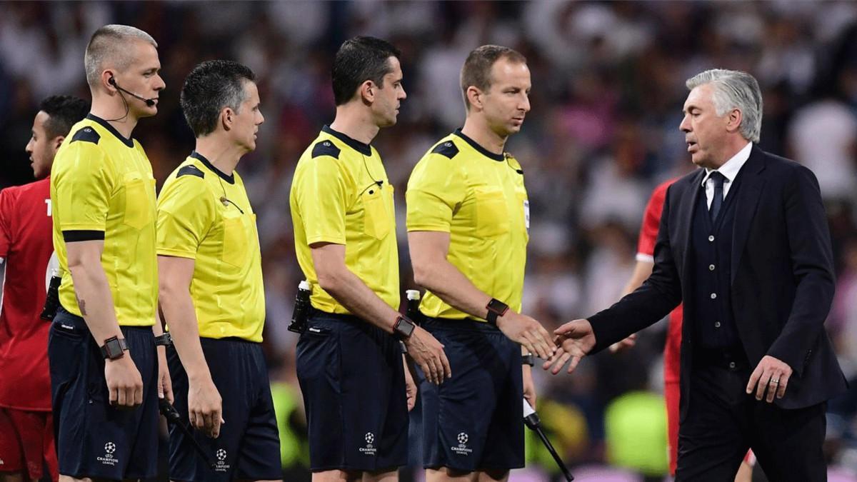 Ancelotti saluda al cuerpo arbitral después de la victoria del Real Madrid