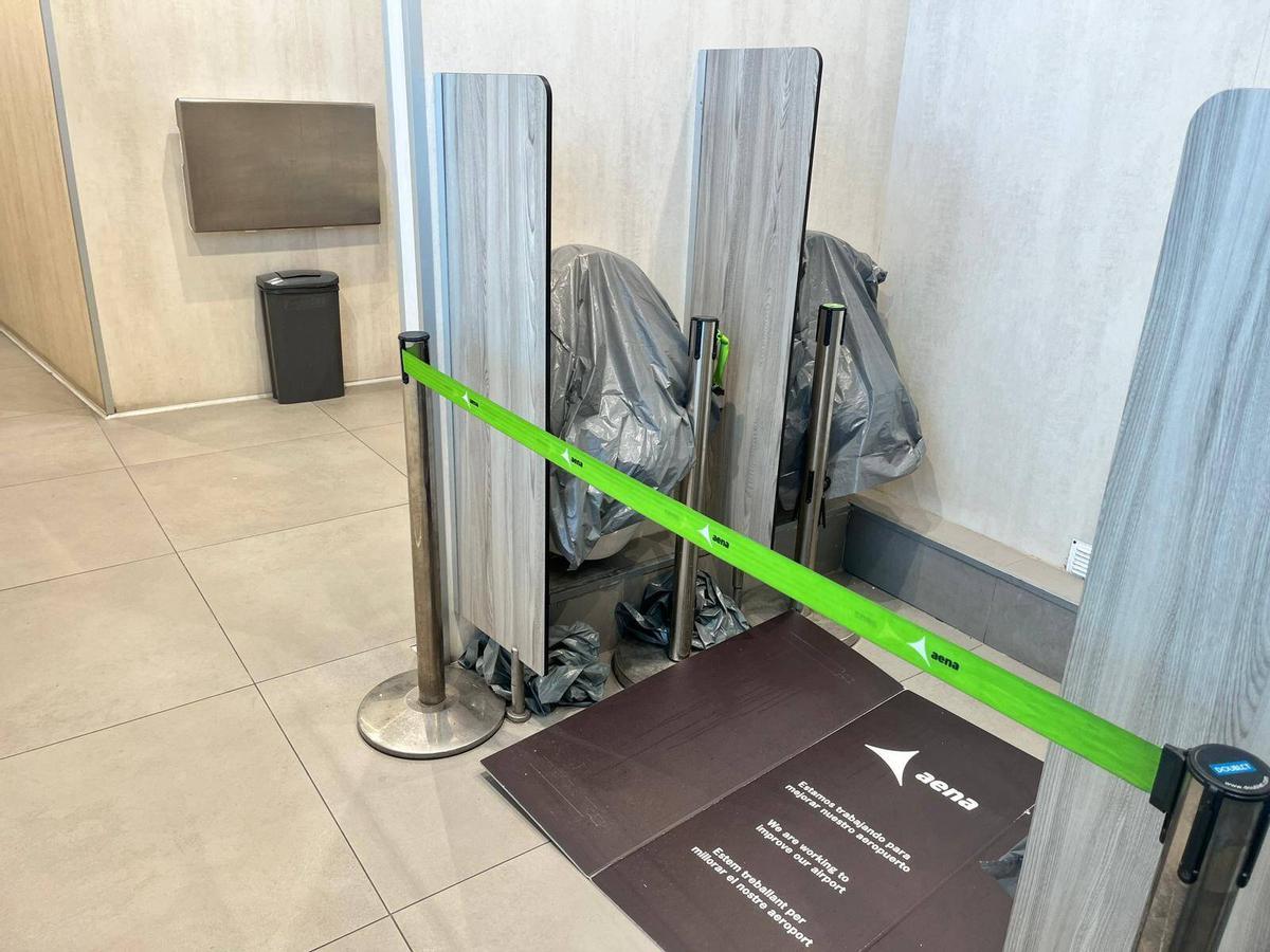 Baños del aeropuerto cerrados este verano.