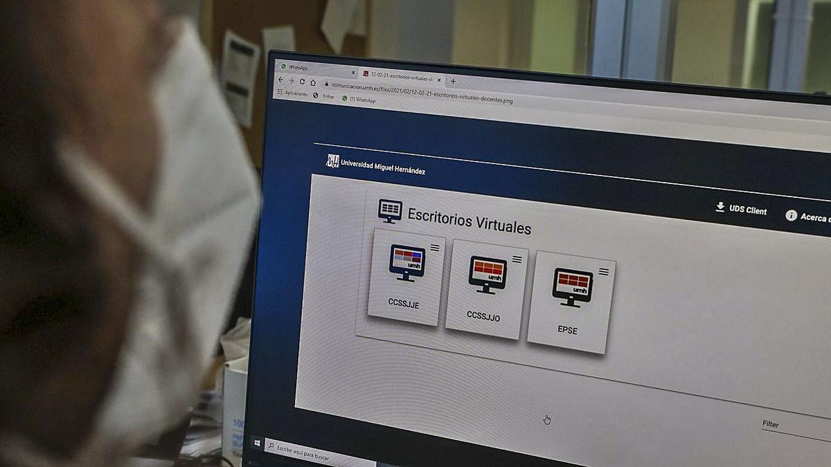 Un usuario utiliza un ordenador conectado a la red de la Universidad Miguel Hernández. | ANTONIO AMORÓS