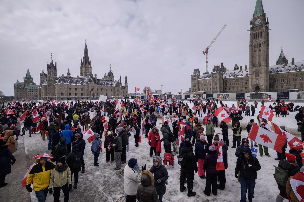 Manifestantes ondean banderas durante las protestas de los camioneros en Ottawa.