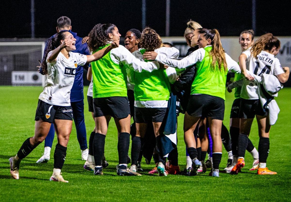 Las jugadoras del Valencia celebraron la sufrida victoria ante el Villarreal.