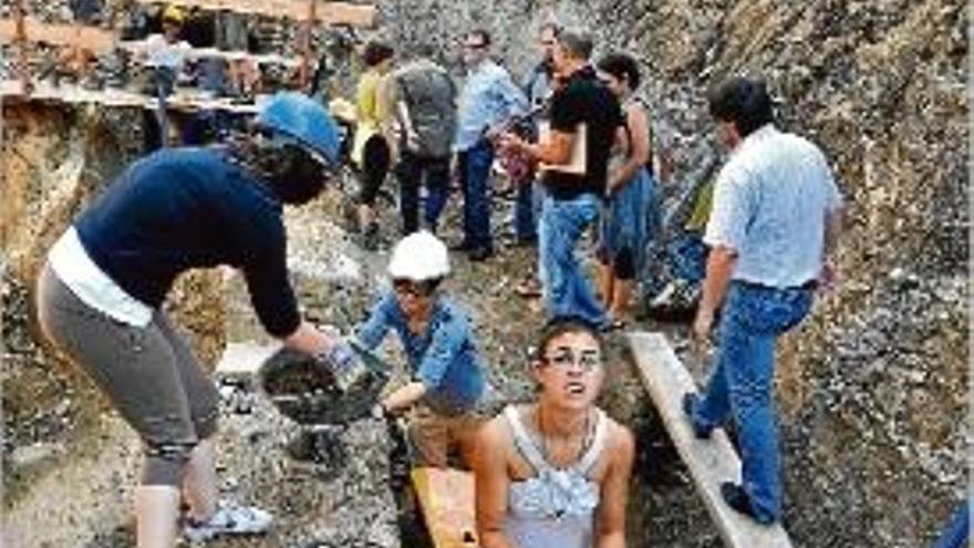 Un grup de joves en un moment de les excavacions a Montsoriu.