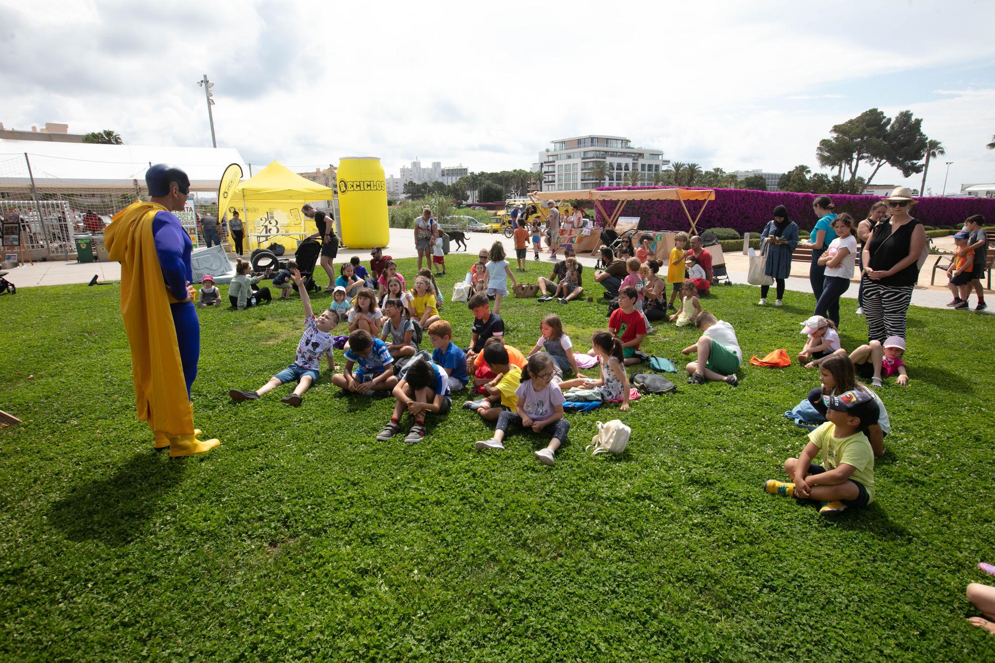 Mira aquí todas las fotos de la feria ECO UC de Santa Eulària