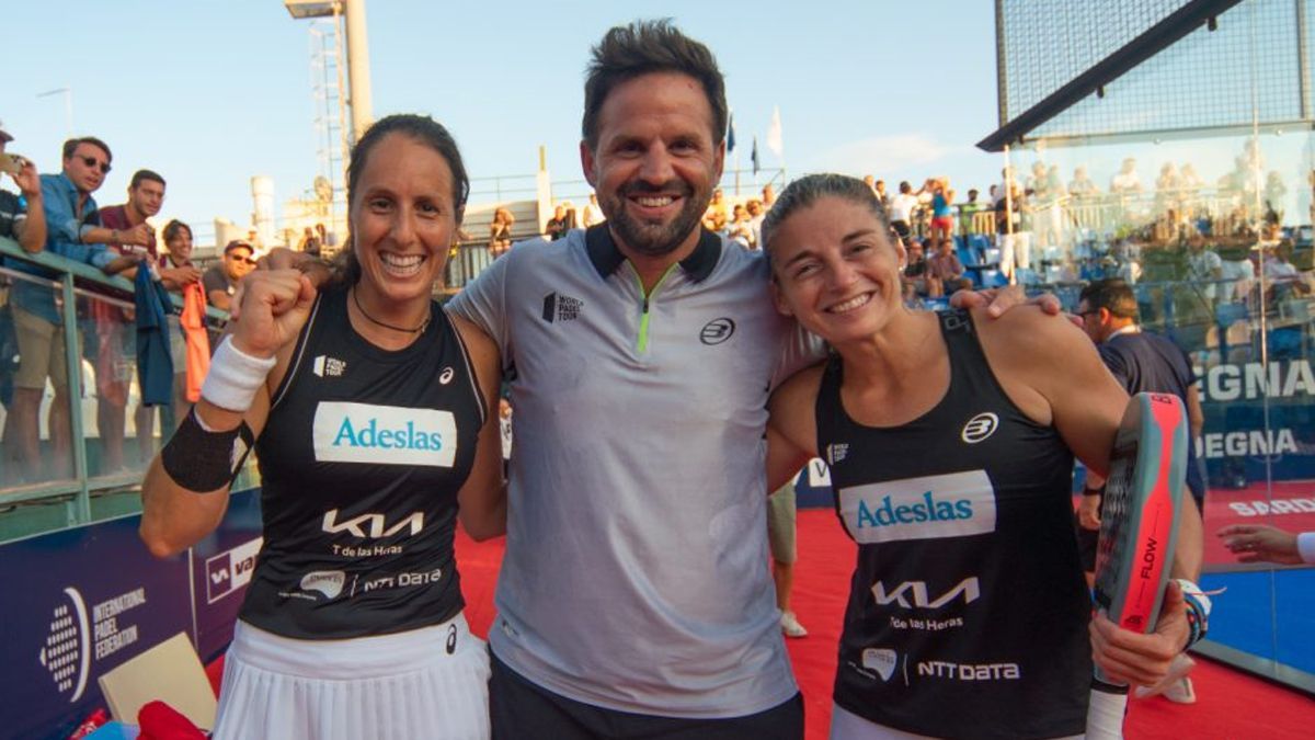 Gemma Triay y Alejandra Salazar celebran su triunfo en Cerdeña junto a su entrenador Rodrigo Ovide.