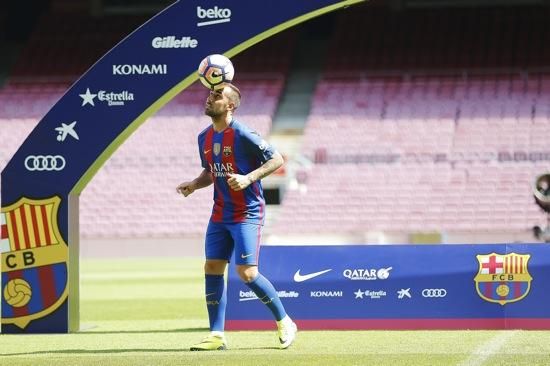 El Barça presenta Paco Alcácer