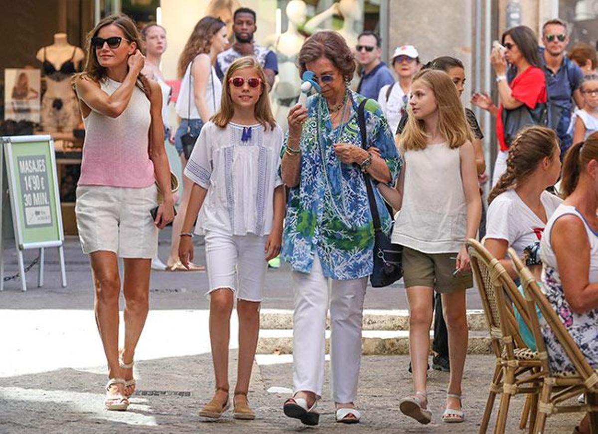 Letizia Ortiz con bermudas blancas, top degradado y gafas de sol