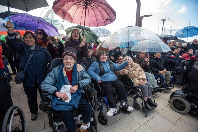 Participantes en el acto central del Día mundial de las personas con discapacidad levantan sus paraguas, ayer, en la explanada del paseo de O Parrote.  | // CASTELEIRO/ROLLER AGENCIA