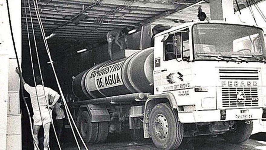 Primer  transporte de agua a Formentera.