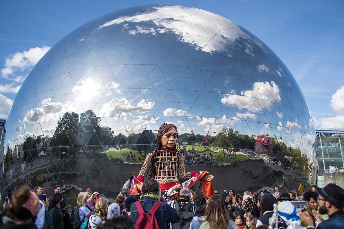 l títere gigante Amal, creado por la Handspring Puppet Company y que simboliza a una joven refugiada, llega al jardín de La Villette en París, Francia