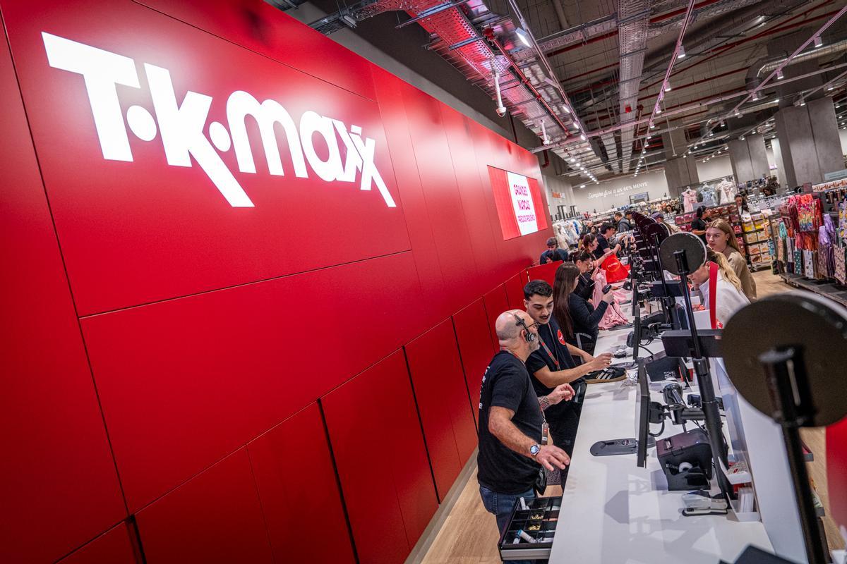 Furor y ofertas en el estreno de la primera tienda en Barcelona del outlet de grandes marcas TK-Maxx