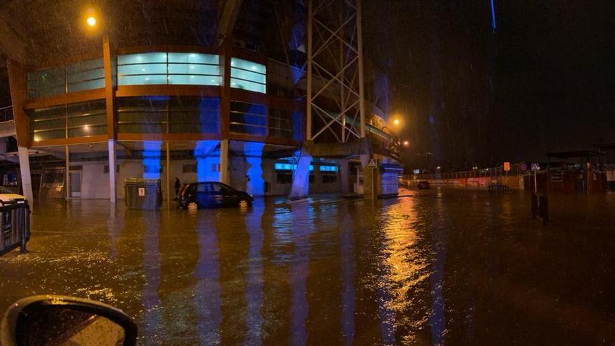 Inundación en la calle Olímpicos, junto al estadio de Balaídos