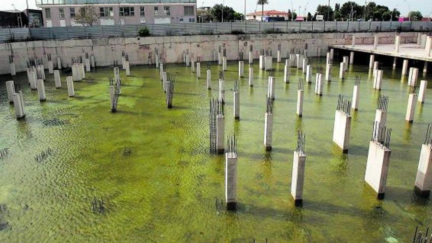 La charca en la finca inacabada de Tulell es un foco de mosquitos en pleno casco urbano. | VICENT M. PASTOR