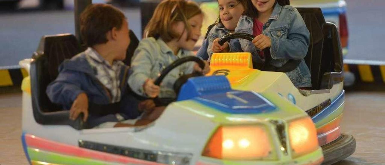 La atracciones completan el programa de Santiaguiño  |  Los pasacalles y las verbenas inauguraron ayer las fiestas O Burgo, que continuarán hoy a partir de las 11.30 horas con la música de los gaiteiros das Rías Baixas, que recorrerán el bario. A las 22.30 horas dará comienzo la verbena en el recinto ferial, en donde permanecen instaladas las atracciones que sirven de complemento al programa festivo. Éste incluirá mañana la tradicional procesión en la que se ofrendarán al santo los primeros frutos de la cosecha.