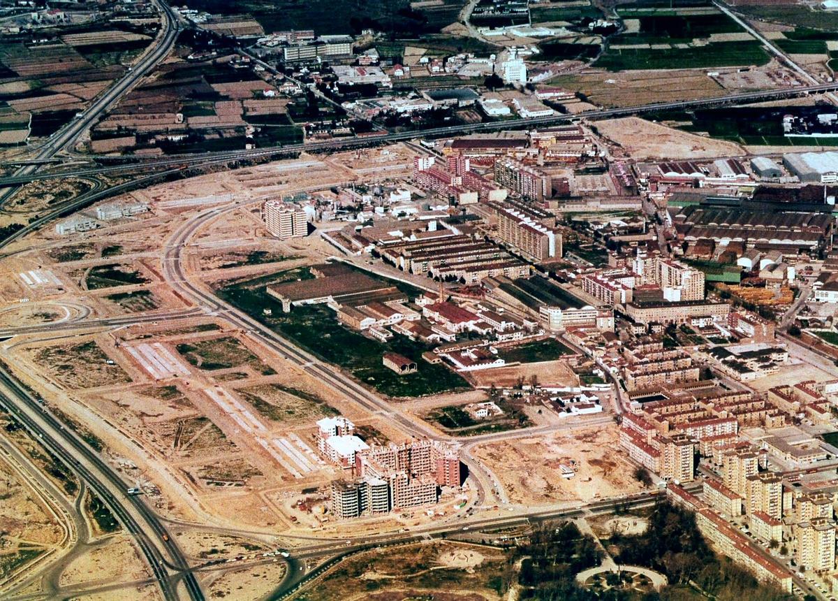 Visual aérea centrada en el Área de Actuación Urbanística Urgente en los barrios de Zalfonada y Picarral en 1982.