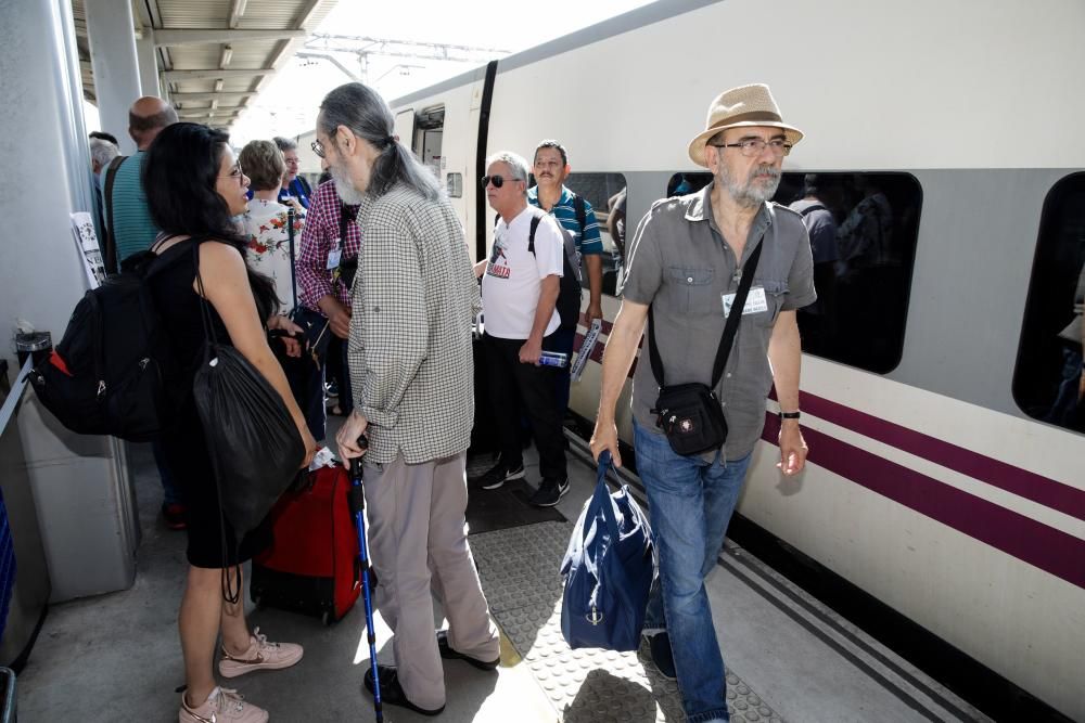 La llegada del Tren negro a Gijón da comienzo a la Semana Negra