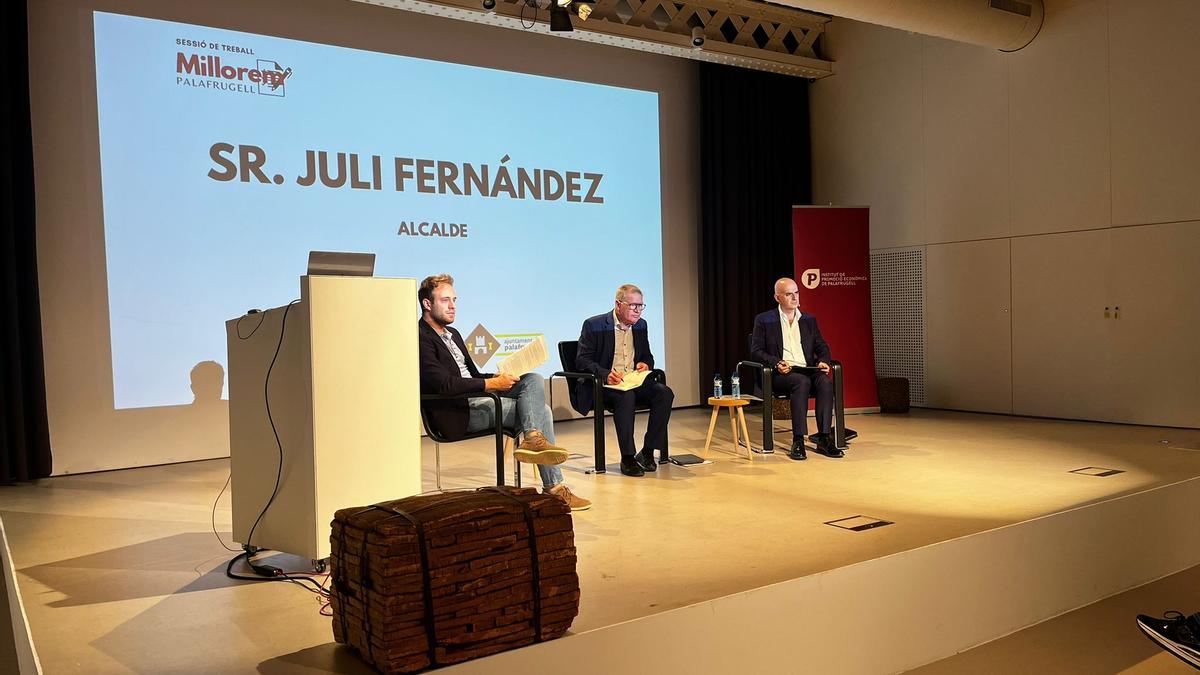 La trobada presidida per l'alcalde, Juli Fernández (centre).