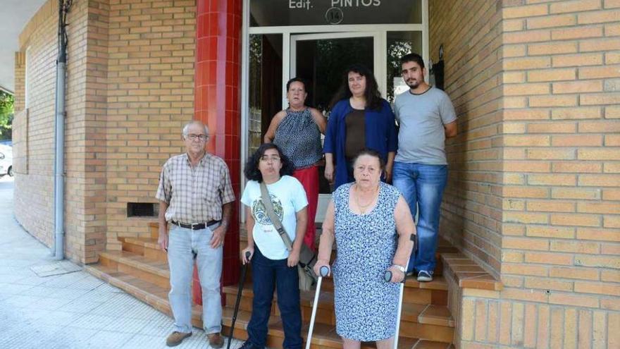 Algunos de los afectados, en la entrada del edificio Pintos. // Gonzalo Núñez