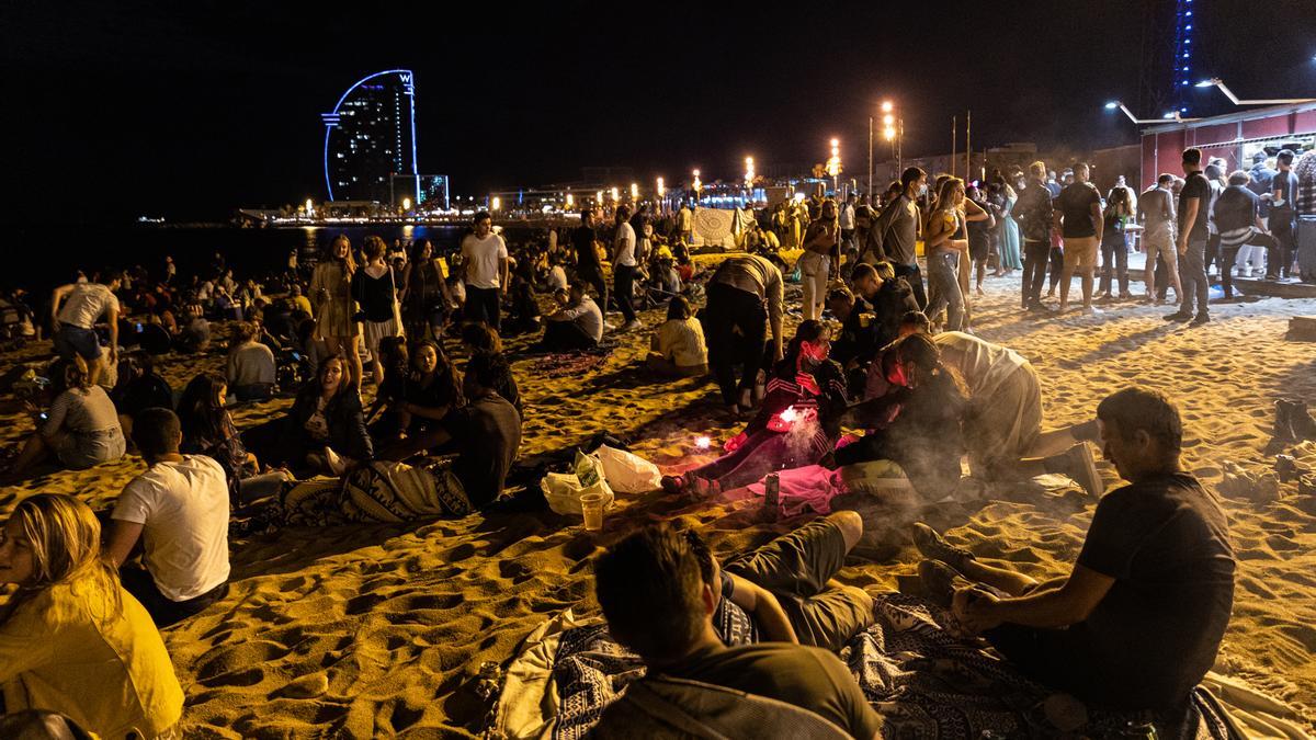 Verbena de Sant Joan. Ambiente nocturno en la Barceloneta