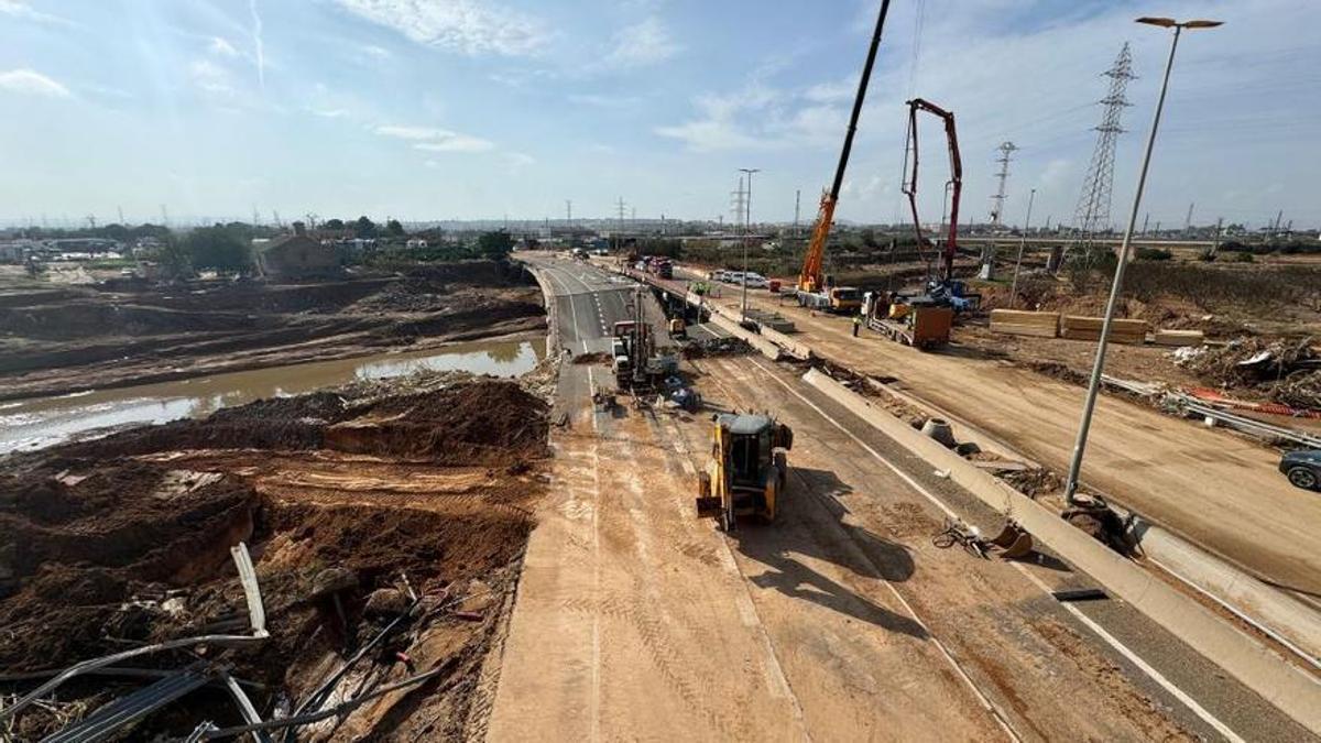 La DANA se llevó la calzada de la CV-33 a su paso por Picanya.