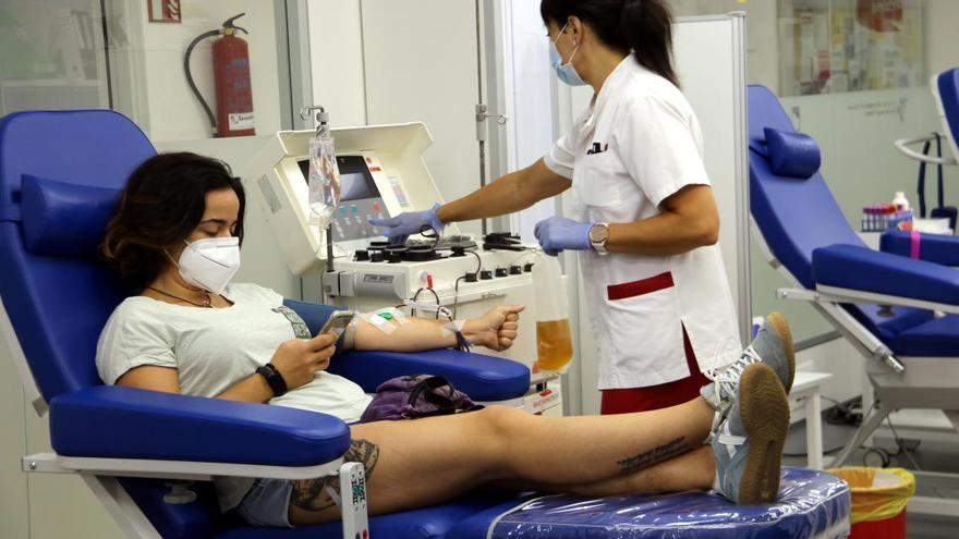 Una donant de sang al Banc de Sang i Teixits de l&#039;hospital Trueta de Girona