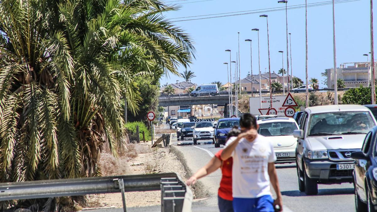 Así está de tráfico la CV-95 a la altura del Hospital de Torrevieja en este mes de marzo antes de la Semana Santa y la temporada alta