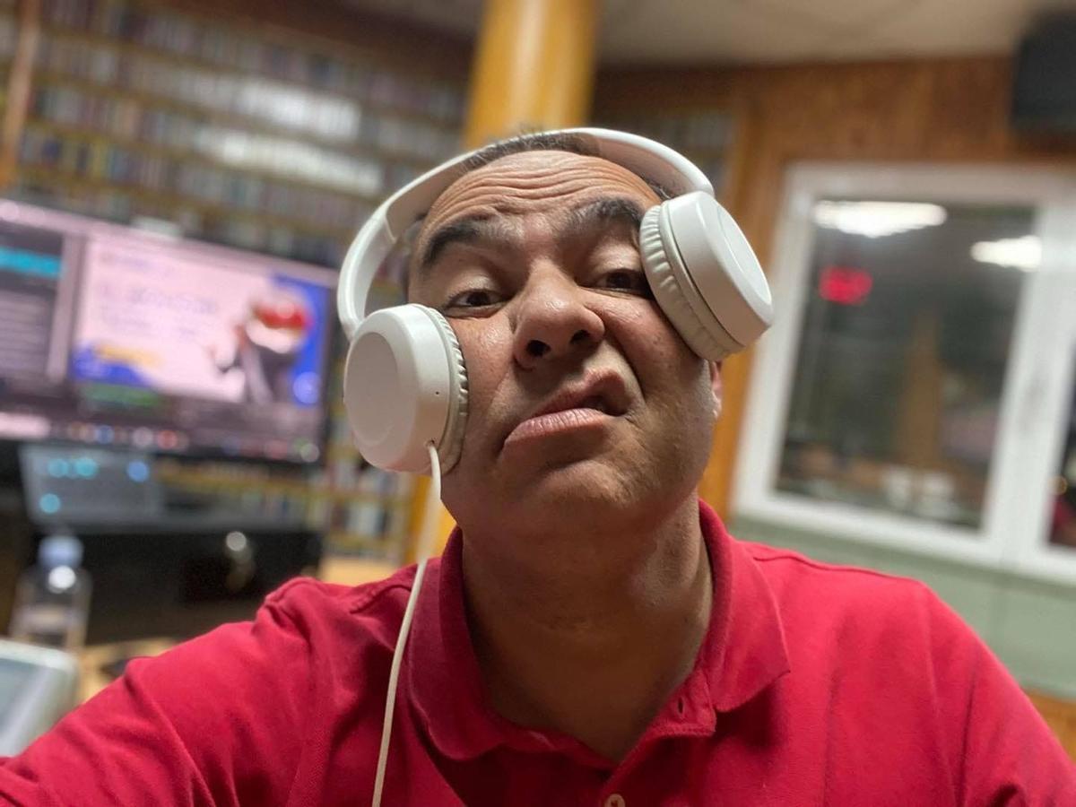 Flrido, siempre bromeando en la radio, que es su medio favorito.
