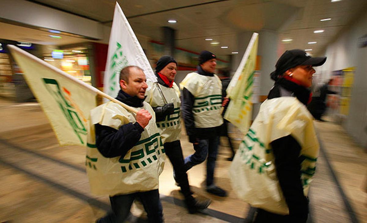 Conductors de trens de la GDL (Gewerkschaft Deutscher Lokomotivfuehrer) es manifesten a l’estació principal de trens de Colònia (Alemanya). Els maquinistes alemanys van convocar vagues per tot el país per demanar millores salarials, paralitzant el transport ferroviari de tot el país en les hores de més afluència.