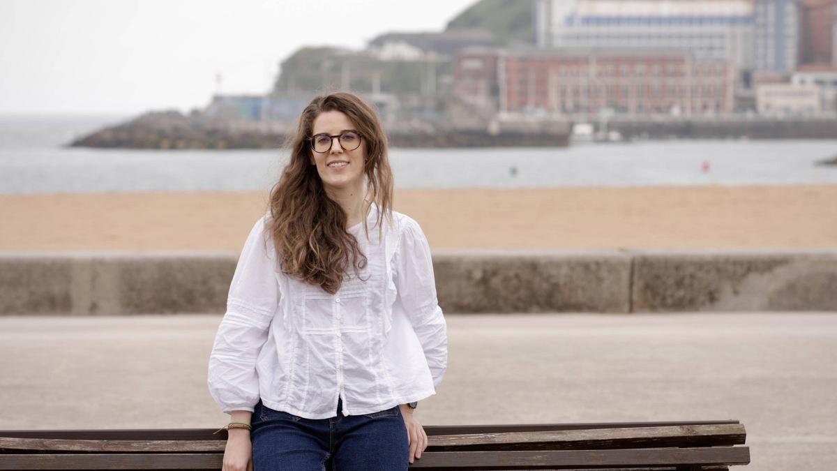 Gemma Capeáns, ayer, en la playa de Poniente, con Cimavilla al fondo.