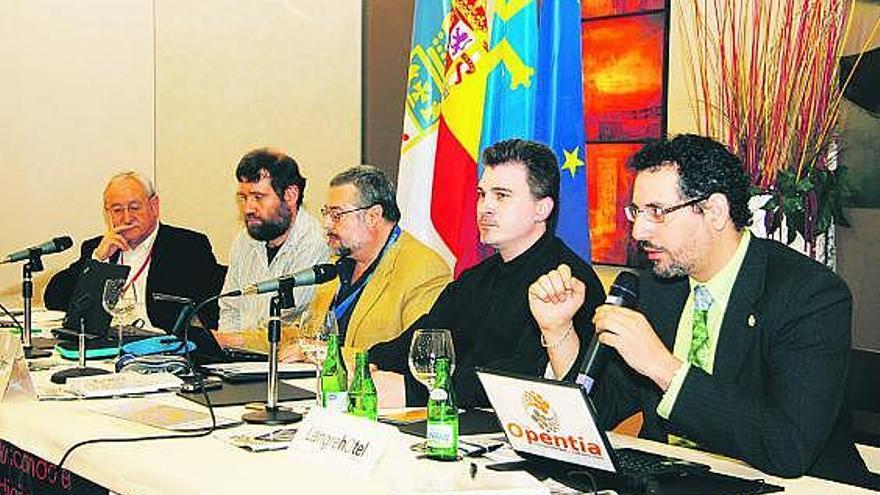 Por la derecha, Barrionuevo, Montero, el moderador Javier Cuchí, González Barahona y Calvet.