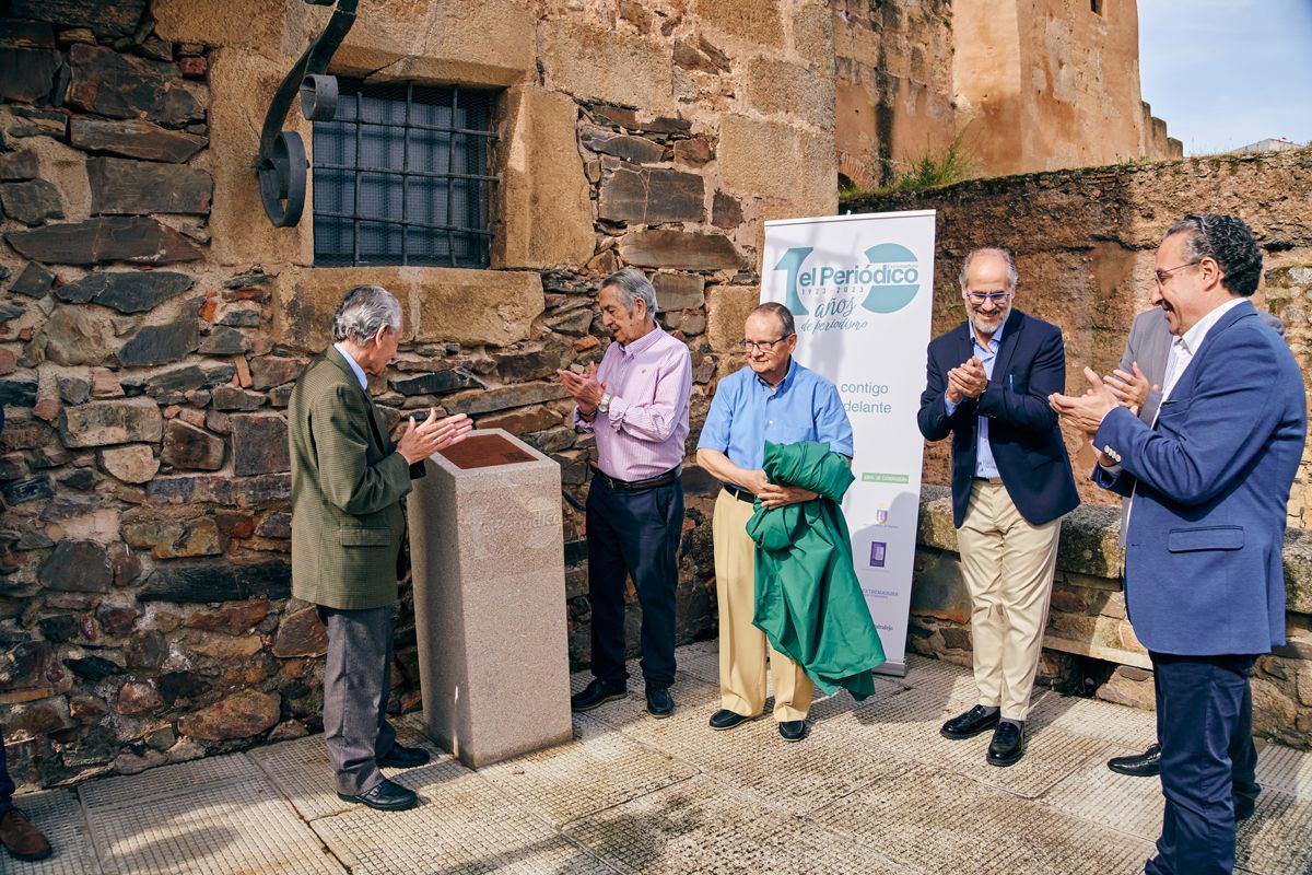 El Periódico Extremadura descubre un monolito con motivo de su centenario