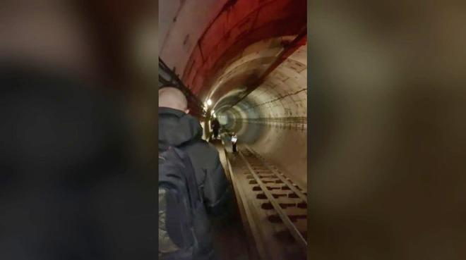 Pasajeros del metro de València tienen que salir por los túneles por una avería eléctrica