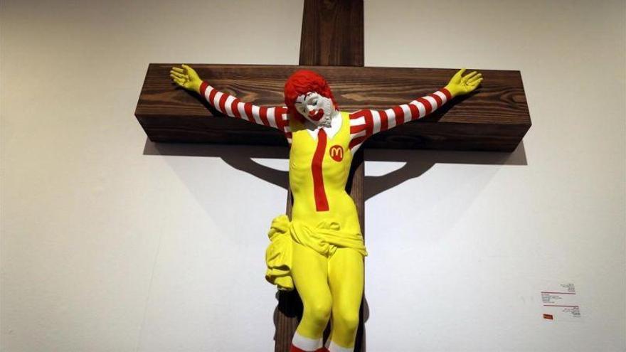 Un Ronald McDonald crucificado genera un gran escándalo en Israel