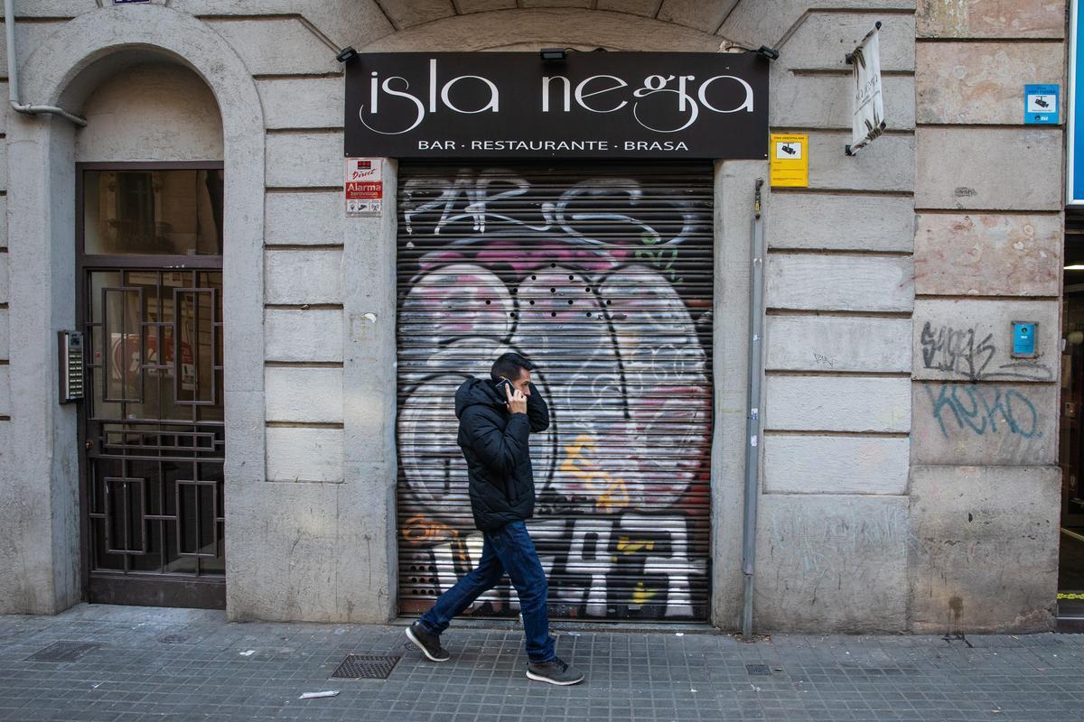 Un local cerrado en la calle Sepúlveda, en el barrio de Sant Antoni, en Barcelona.