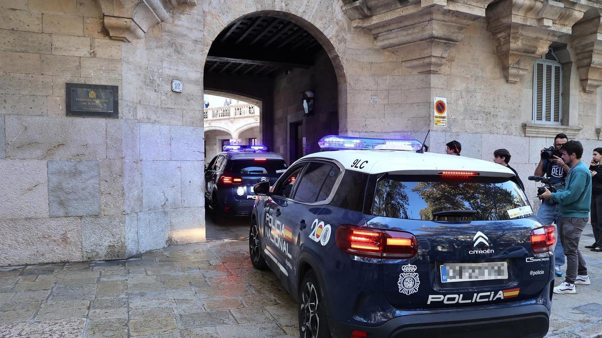Los acusados llegando a tribunales