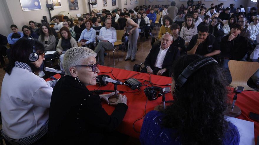 Conchita Saavedra, en el centro, durante la entrevista, en el IES Doctor Fleming. | LUISMA MURIAS