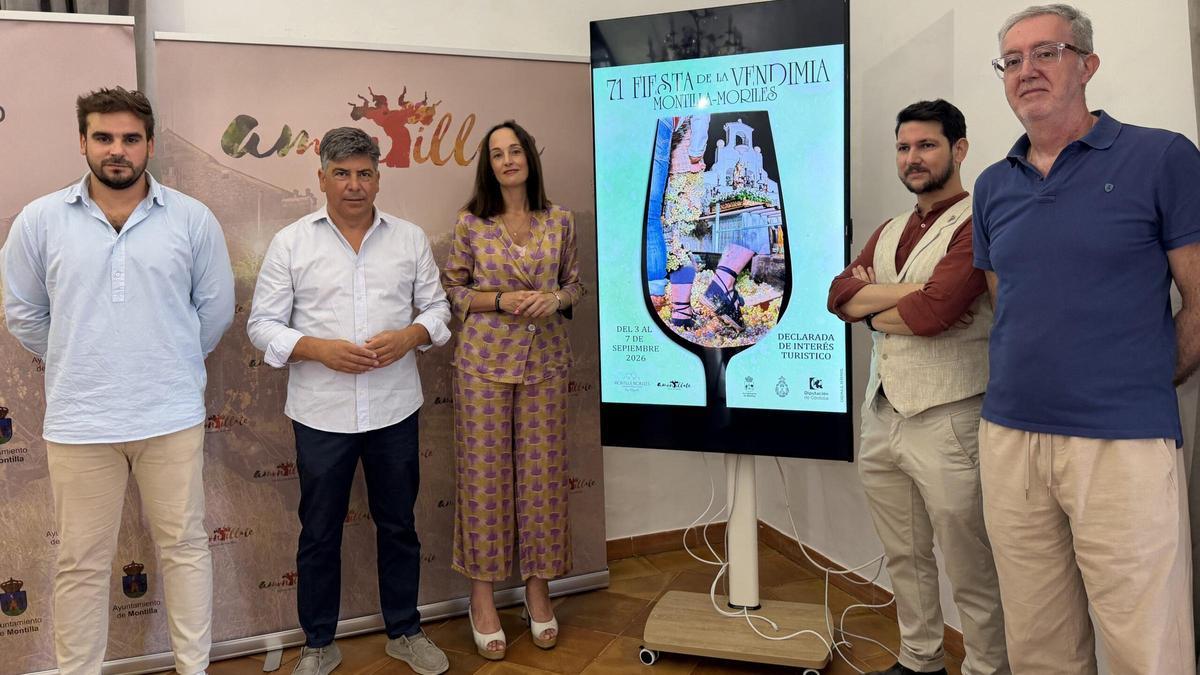 Participantes en la presentación de la Fiesta de la Vendimia de Montilla, junto al cartel anunciador de este año.