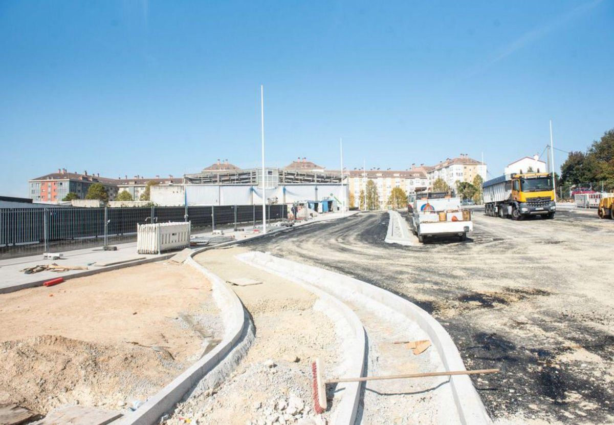 Operarios trabajan en la nueva rotonda. | Casteleiro