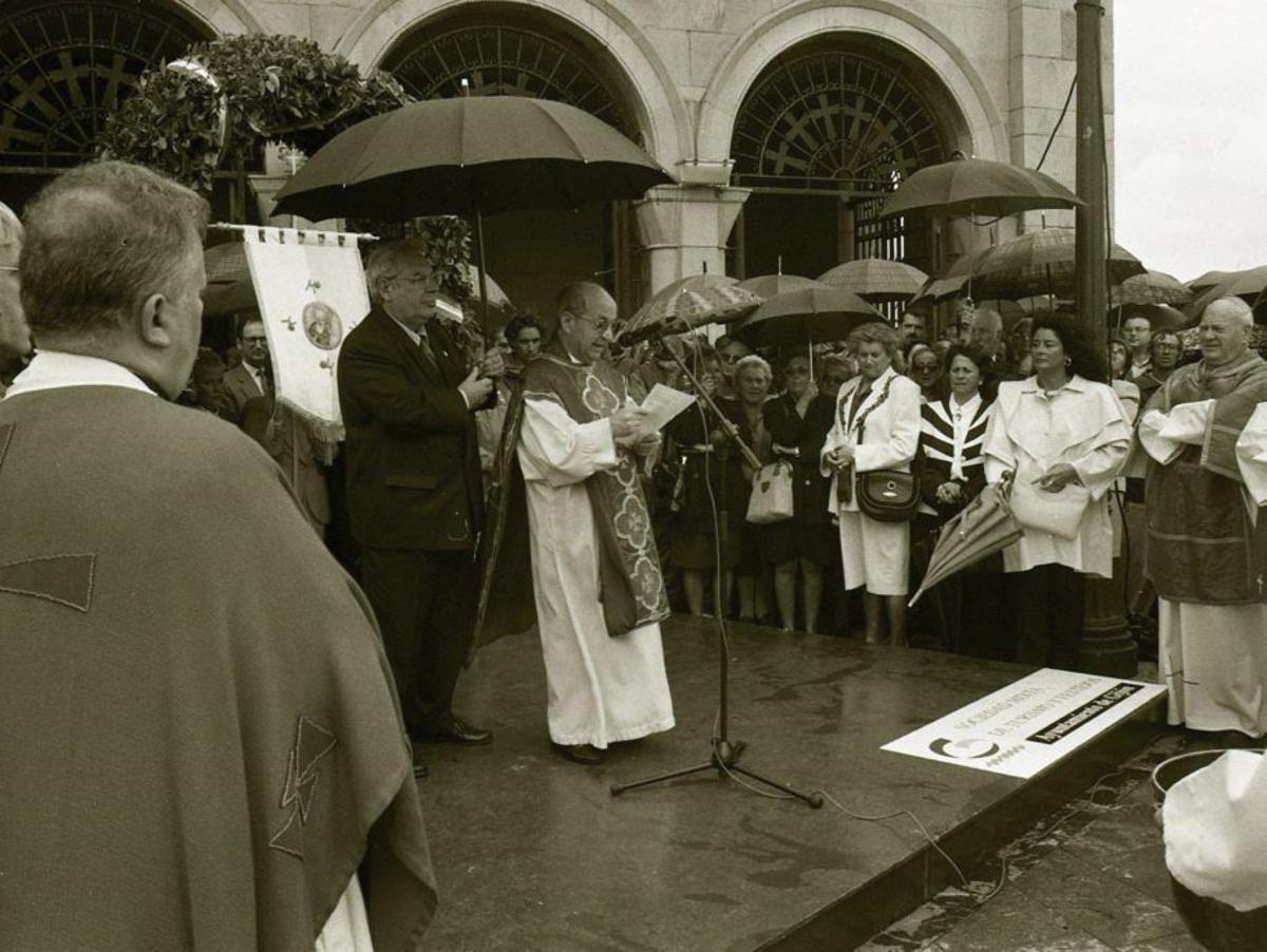 Arriba, Carmen Moriyón, lanzando el agua bendita al pedreru de San Pedro en su primera etapa como alcaldesa. Sobre estas líneas, Vicente Álvarez Areces cubriendo de la lluvia a Don Boni con un paraguas en la bendición de las aguas en junio de 1997.  | J. P.