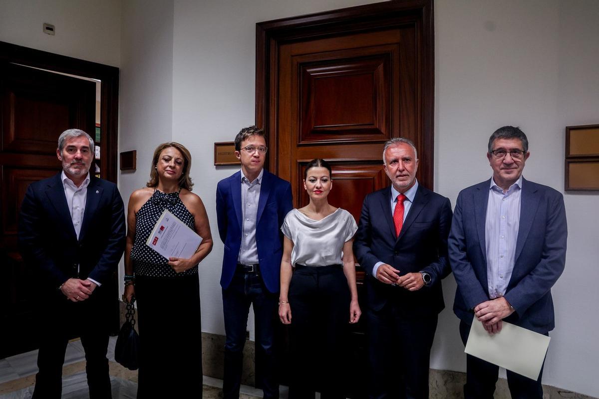 Fernando Clavijo (i), en la reunión mantenida este lunes en el Congreso de los Diputados en Madrid.