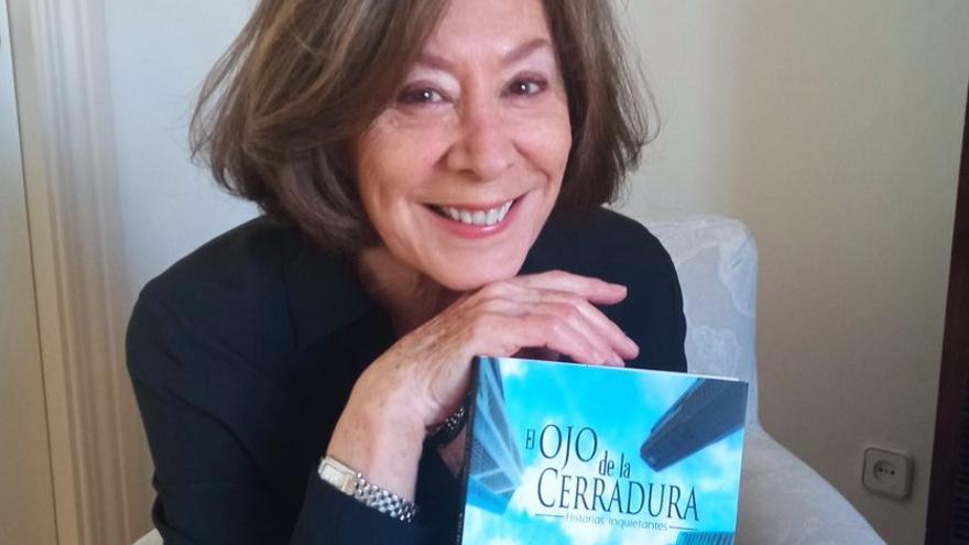 Fiorella Faltoyano con su libro &quot;El ojo de la cerradura&quot;.