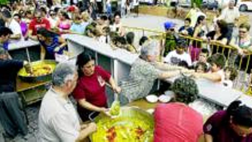La hermandad y la parroquia de Jesús Obrero organizan una paella para mil vecinos en el Cerro