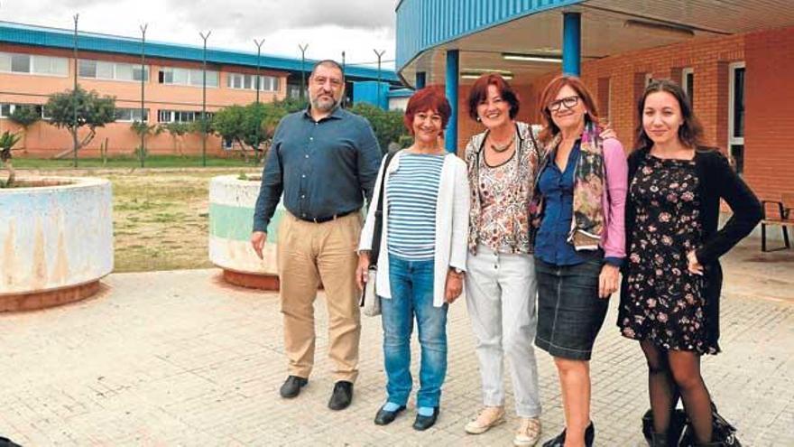 Jesús Jurado y Nina Parrón con la artista Cris Pink y sus colaboradoras.