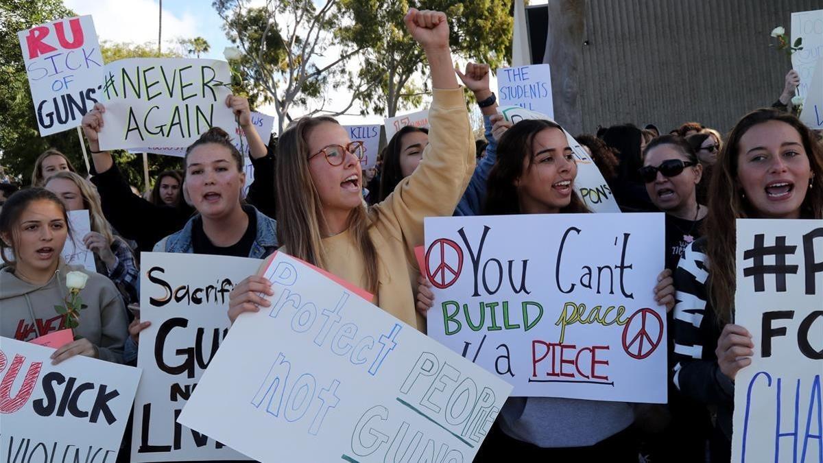 Estudiantes del instituto Redondo Union protestan contra las armas en el paro nacional convocado en EEUU, en la playa Redondo (California), el 14 de marzo.