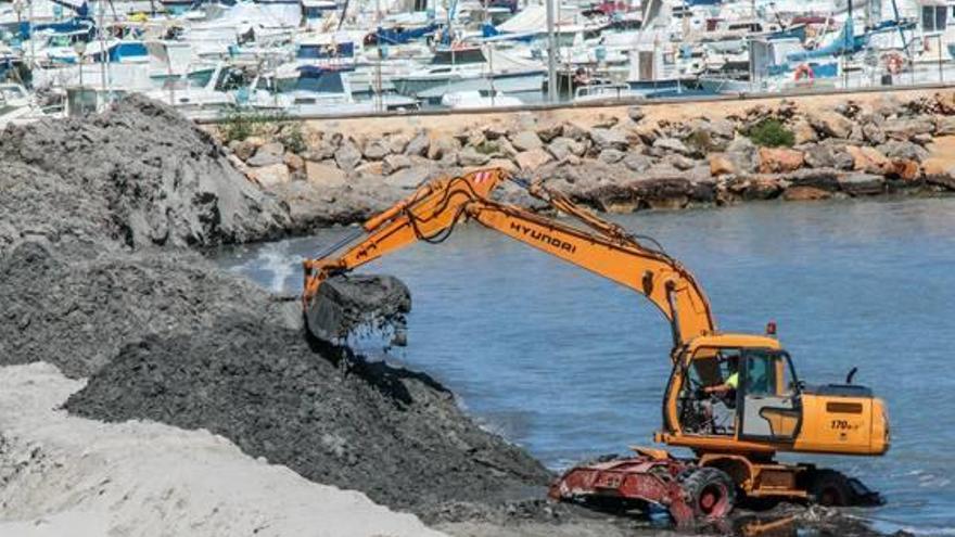 Trabajos de dragado de arena en el puerto de Pilar de la Horadada.