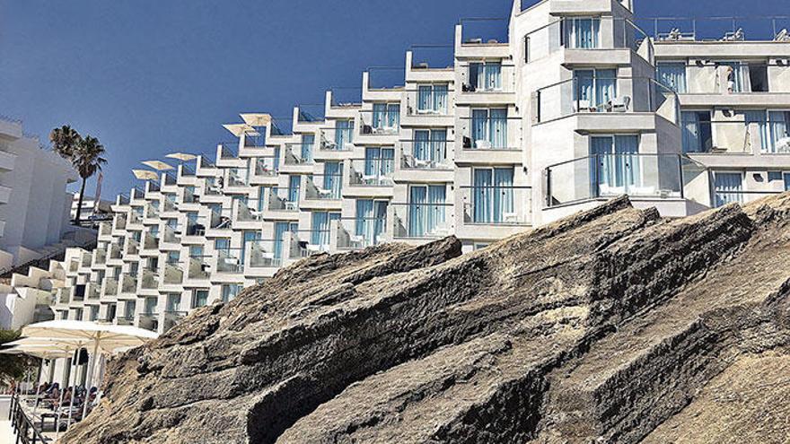 Das Hotel Don Pedro dominiert die Hauptbucht von Cala Sant Vicenç, nach der Renovierung wird es als ein Haus von Tui Sensimar geführt.